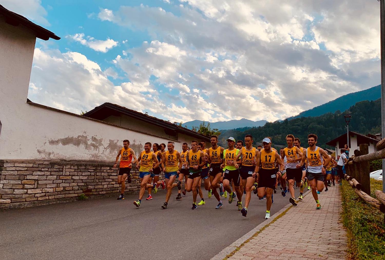 La partenza di gruppo di una martze a pià a Valpelline nel 2019